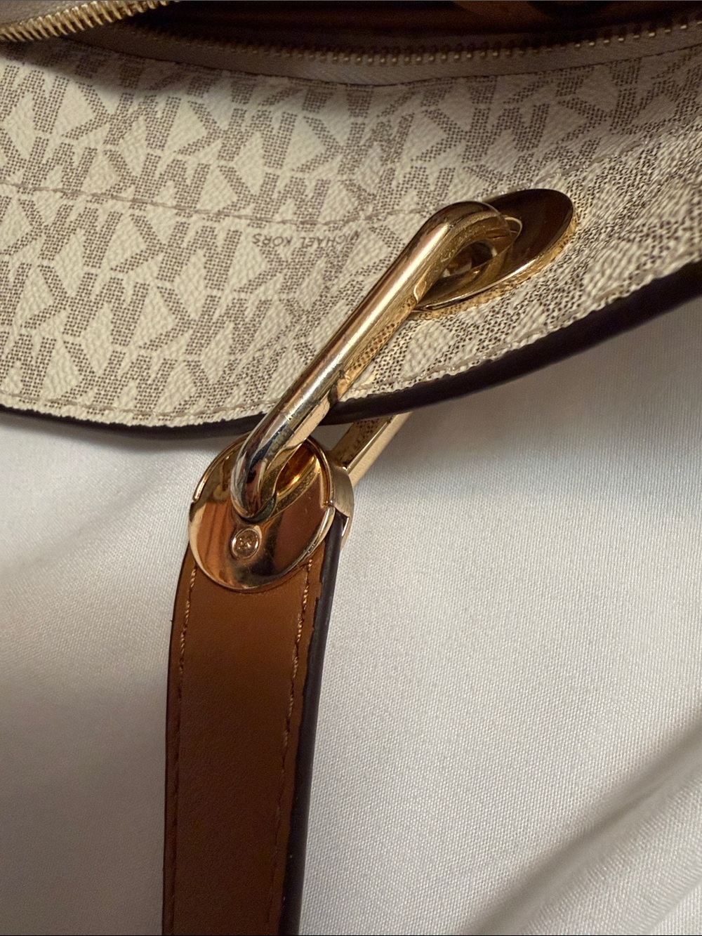 Michael Kors Elegant Beige Tote Bag - Picture 9 of 11